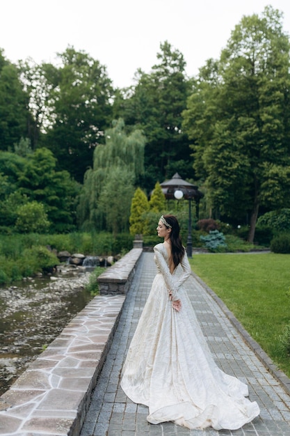 Portrait D'une Belle Fille De Princesse Dans La Vue De Jardin Du Dos