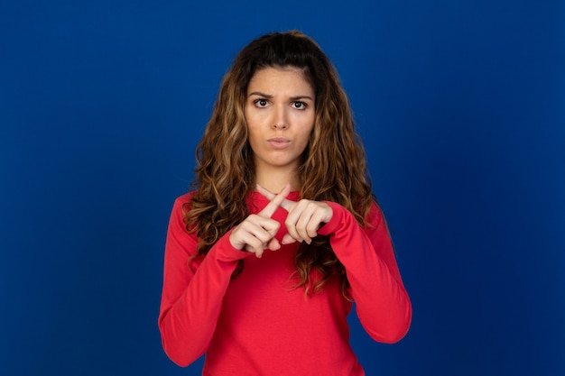 Photo portrait de belle fille de race blanche aux cheveux bouclés isolé sur un mur blanc