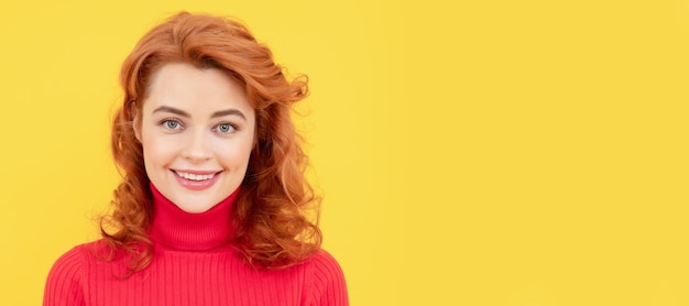 Portrait de belle fille rousse gaie aux cheveux bouclés souriant en riant en regardant la caméra