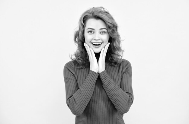 Portrait de belle fille rousse gaie aux cheveux bouclés souriant en riant en regardant la caméra