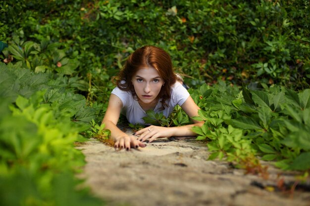 Portrait d'une belle fille rousse