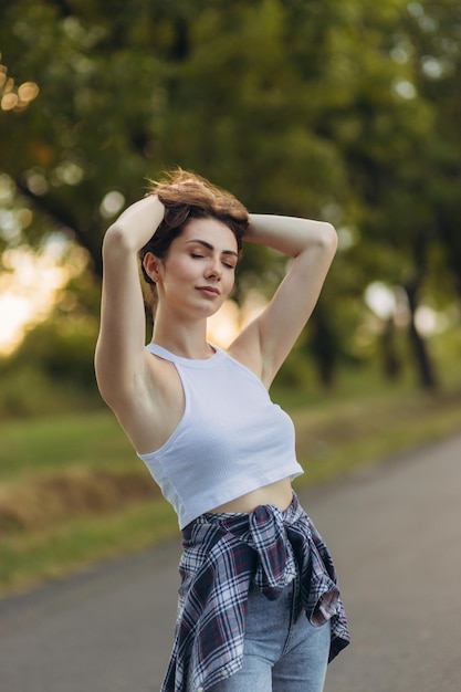 Portrait d'une belle fille sur la route