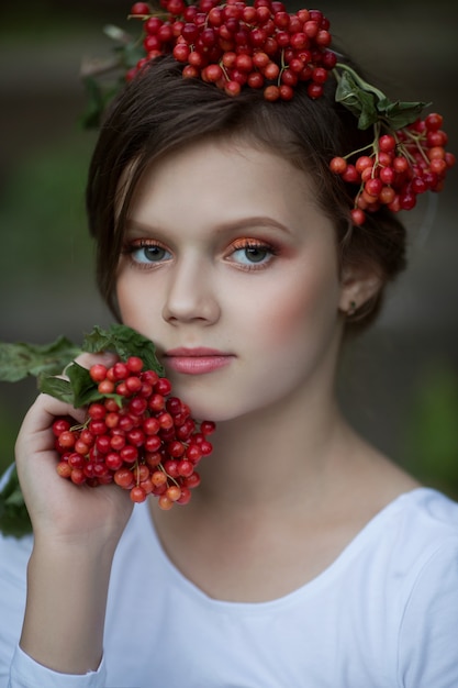 Portrait d&#39;une belle fille avec rowan dans ses cheveux