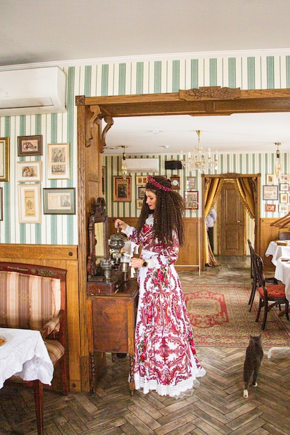 Portrait d'une belle fille russe dans un kokoshnik et une robe traditionnelle