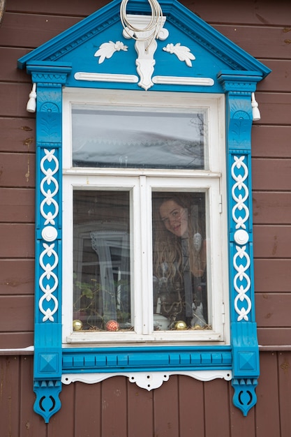 Portrait d'une belle fille russe dans un kokoshnik et une robe traditionnelle