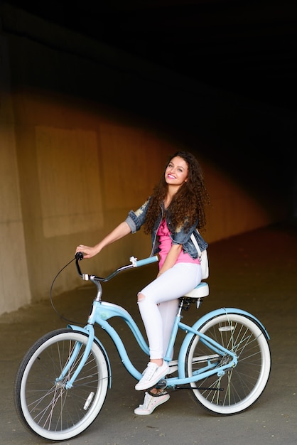 Portrait d'une belle fille sexy avec un vélo dans la ville