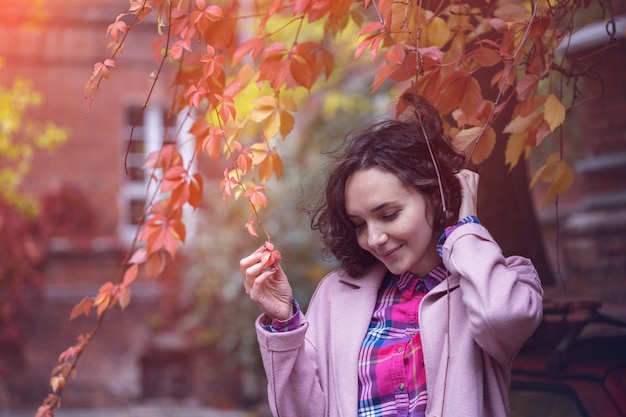 Portrait d'une belle fille souriante heureuse à l'extérieur