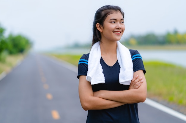 Portrait de la belle fille en sportswear souriant pendant l&#39;exercice