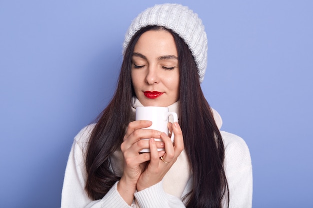 Portrait de belle fille avec une tasse de thé ou de café