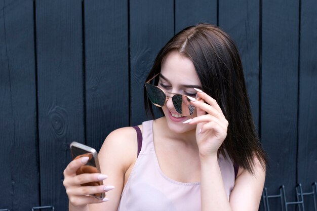 Portrait de belle fille avec téléphone