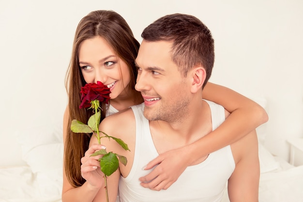 Portrait de belle fille tenant une rose présentée de petit ami