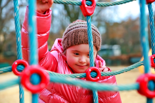 Portrait de belle fille sur le terrain de jeu