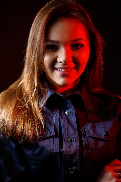 Portrait d'une belle fille en uniforme de police. Pose professionnelle