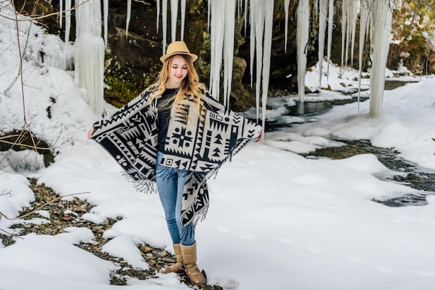 Portrait de belle fille voyageur dans les montagnes d'hiver