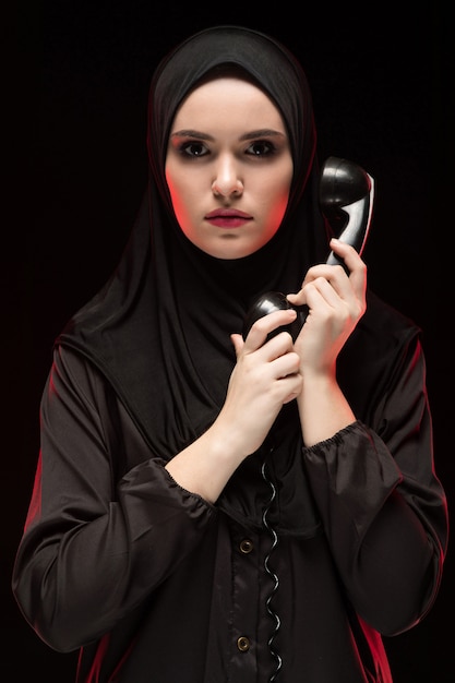 Portrait de belle grave peur jeune femme musulmane portant le hijab noir