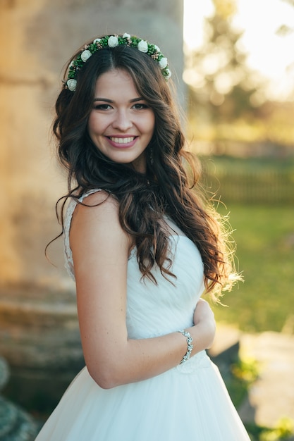 Portrait d'une belle et heureuse mariée dans une robe de mariée le jour de son mariage