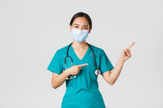 Portrait d'une belle infirmière asiatique posant