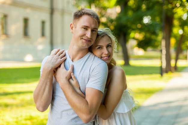 Portrait de la belle jeune couple aimant souriant à l'extérieur