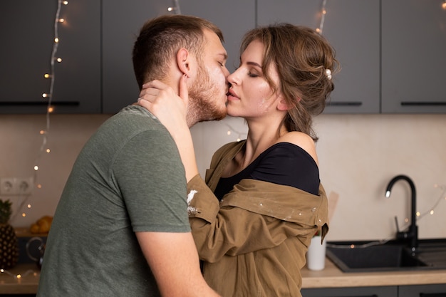 Portrait De La Belle Jeune Couple Dans Des Vêtements Décontractés S'embrasser Et Souriant