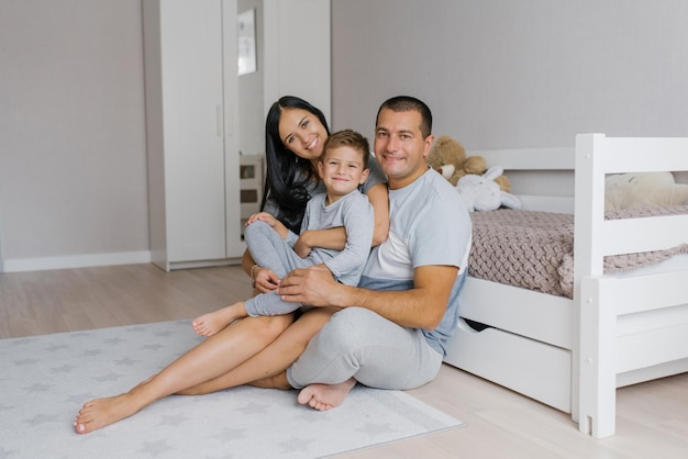 Portrait d'une belle jeune famille avec un bébé à la maison