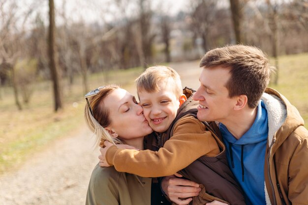 Portrait de belle jeune famille à l'extérieur