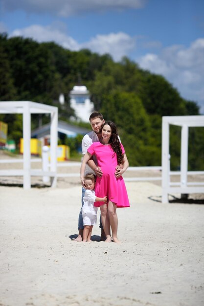 Portrait d'une belle jeune famille avec mère enceinte