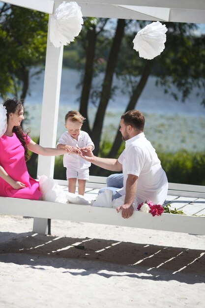 Portrait d'une belle jeune famille avec mère enceinte