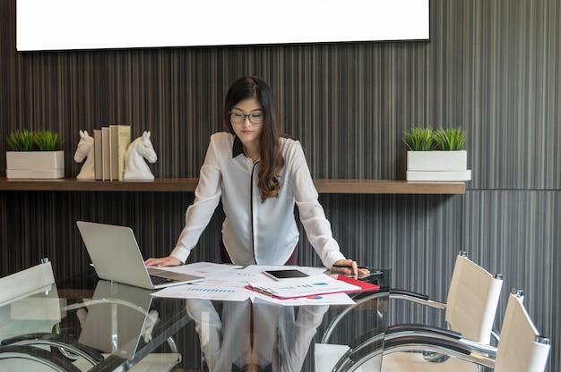 Portrait de la belle jeune femme d&#39;affaires asiatique debout