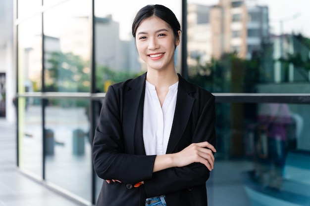 Portrait d'une belle jeune femme d'affaires asiatique à l'entreprise