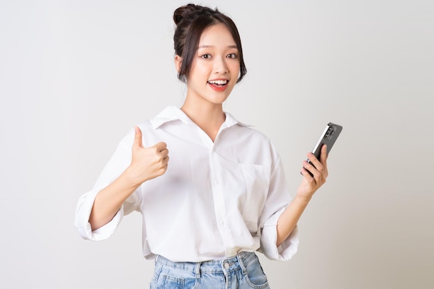 Portrait de belle jeune femme d'affaires asiatique sur fond blanc