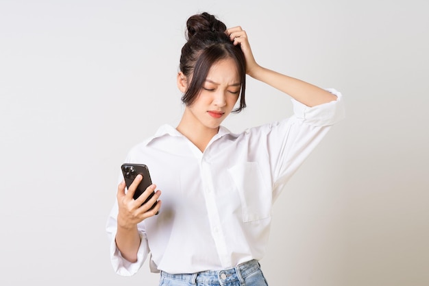 Portrait de belle jeune femme d'affaires asiatique sur fond blanc