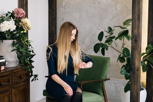 Portrait d'une belle jeune femme d'affaires élégante dans un intérieur