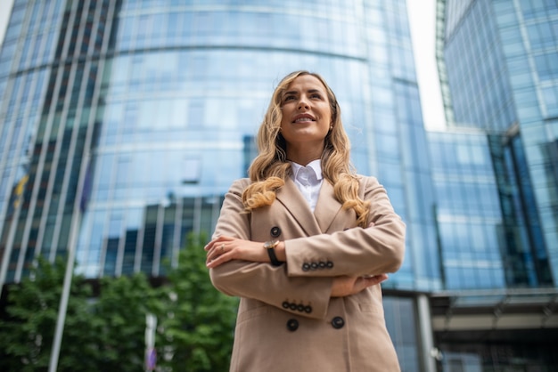 Portrait d'une belle jeune femme d'affaires près de son bureau