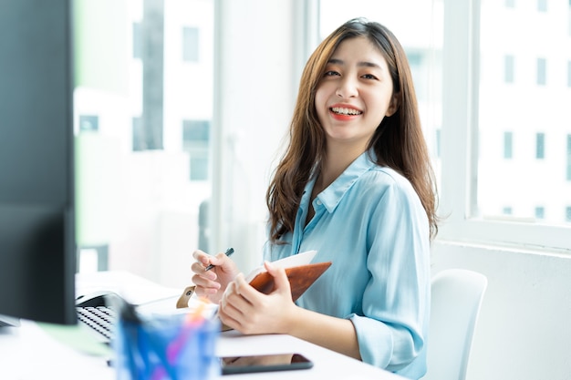 Portrait d'une belle jeune femme d'affaires souriante