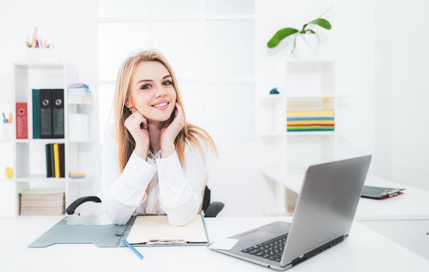 Portrait d'une belle jeune femme d'affaires travaillant au bureau