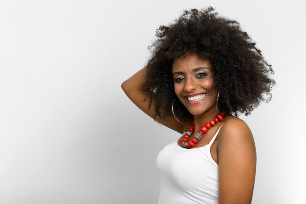 Portrait de la belle jeune femme africaine aux cheveux afro