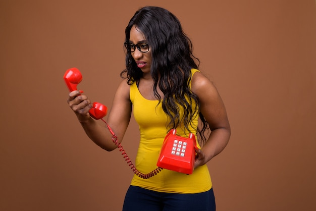 Portrait de la belle jeune femme africaine