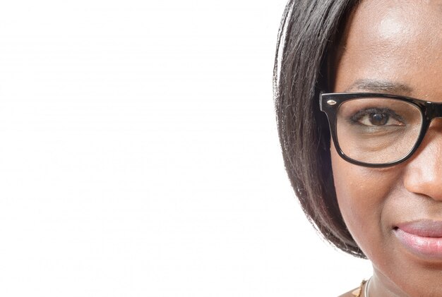 Portrait de la belle jeune femme afro-américaine avec des lunettes