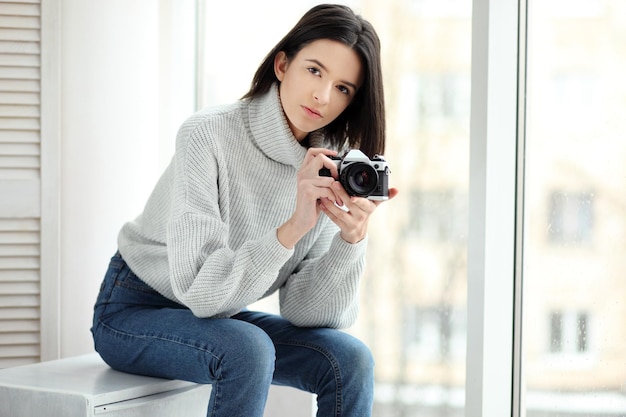 Portrait d'une belle jeune femme avec un appareil photo style de vie