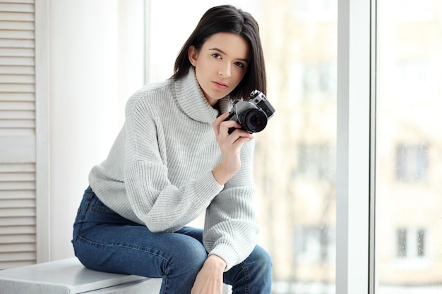 Portrait d'une belle jeune femme avec un appareil photo style de vie
