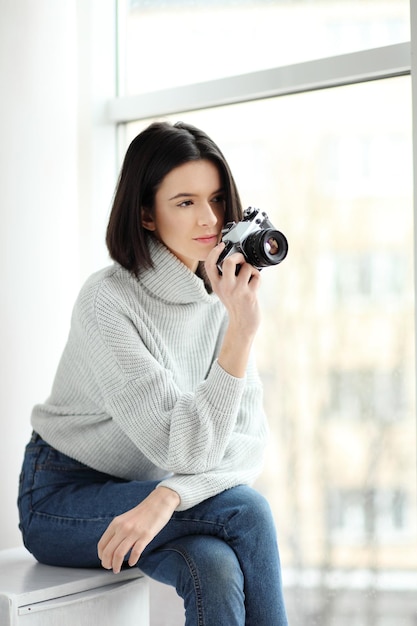 Portrait d'une belle jeune femme avec un appareil photo style de vie