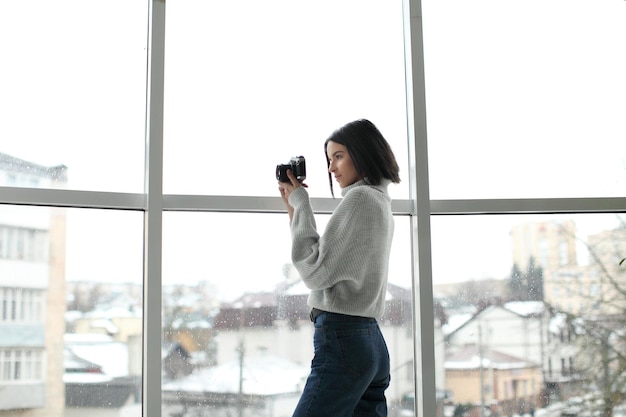 Portrait d'une belle jeune femme avec un appareil photo style de vie