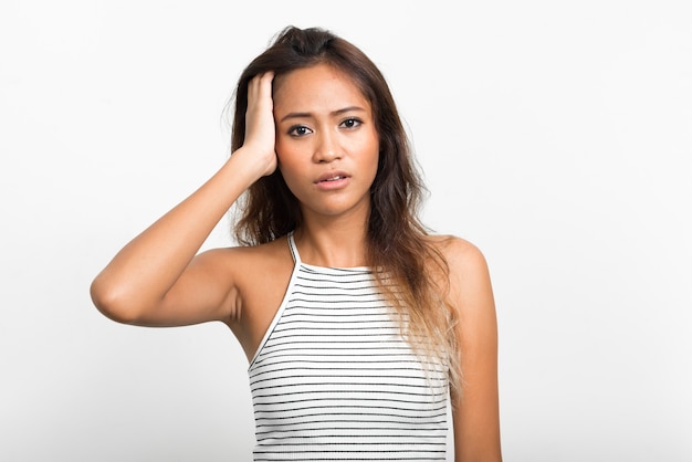 Portrait de la belle jeune femme asiatique aux cheveux bruns