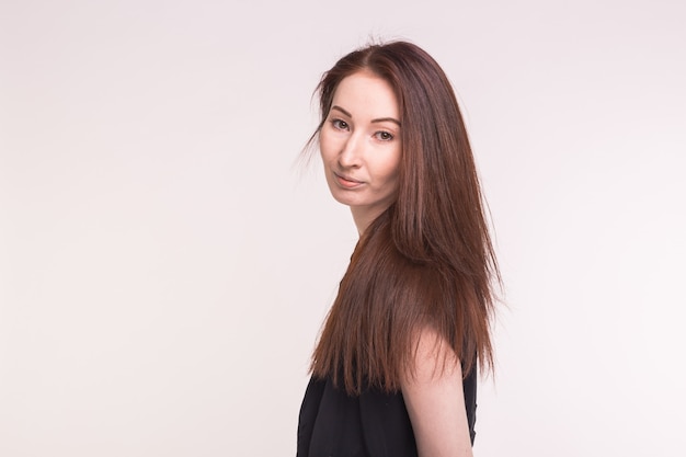 Portrait d'une belle jeune femme asiatique aux cheveux noirs sur blanc avec espace copie