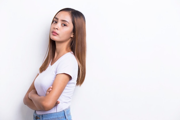 Portrait d'une belle jeune femme asiatique aux cheveux propres et frais isolé sur fond blanc