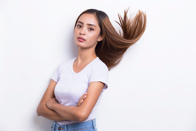 Portrait d'une belle jeune femme asiatique aux cheveux propres et frais isolé sur fond blanc