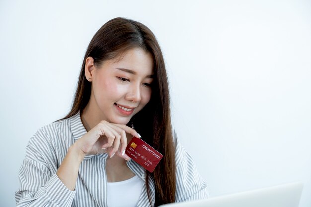 Portrait D'une Belle Jeune Femme Asiatique Belle Aux Cheveux Longs Tenant Une Carte De Crédit Rouge