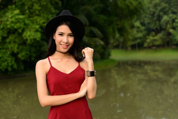 Portrait de la belle jeune femme asiatique dans le parc