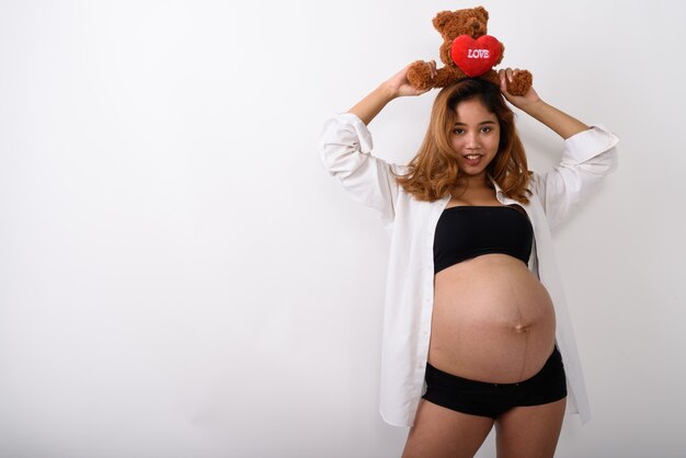 Portrait de la belle jeune femme asiatique enceinte