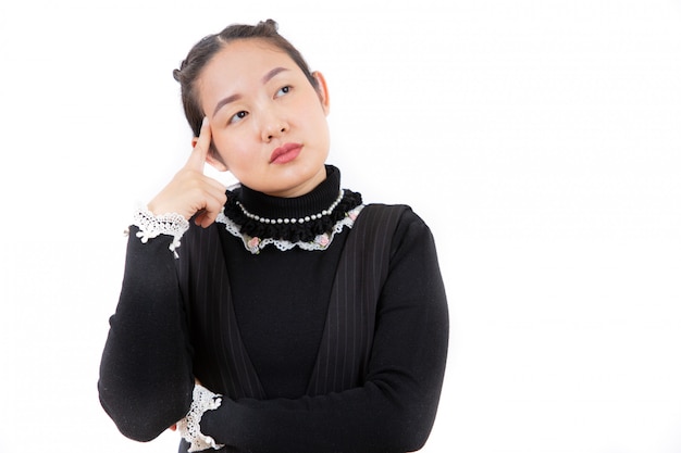 Portrait belle jeune femme asiatique ne pensant aucune idée de gros plan de travail sur blanc